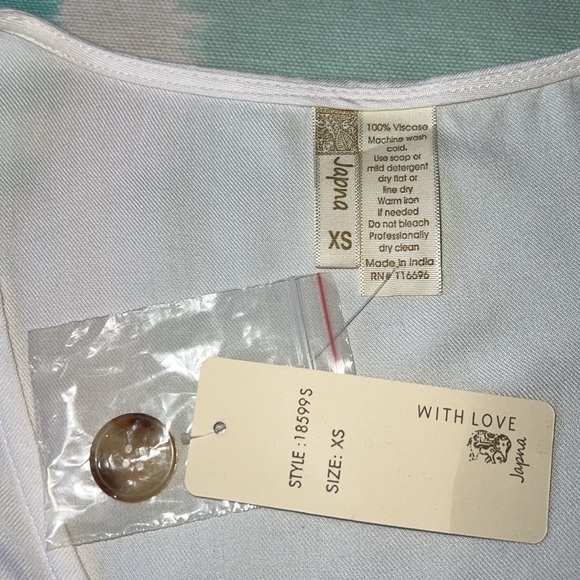 Japna White Button Down Front Knot Tie Sleeveless Cropped Top NWT - Picture 6 of 8